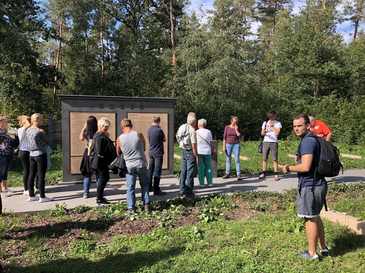 Besucher auf dem Hftlingsfriedhof Flberg
