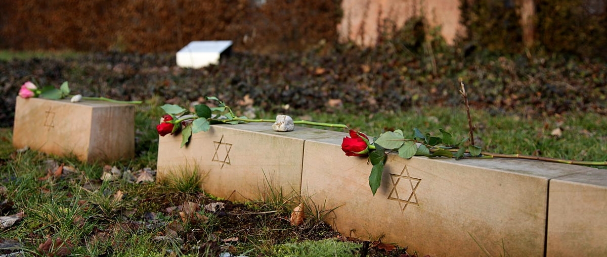 Blumen auf Grab auf dem Hftlingsfriedhof Flberg